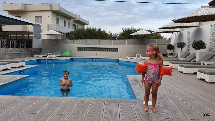 בבריכה במלון באלונדה